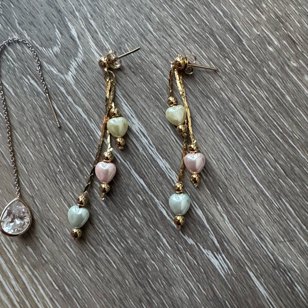 Pair of gold tone dangle earrings with pearls and glass stones - Picture 4 of 5